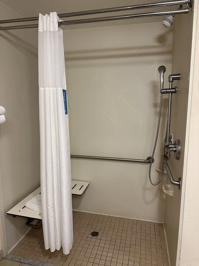 غرفة بسرير كينج بإطلالة على البحر لذوي الإعاقة، Hampton Inn Virginia Beach Oceanfront South 8/8