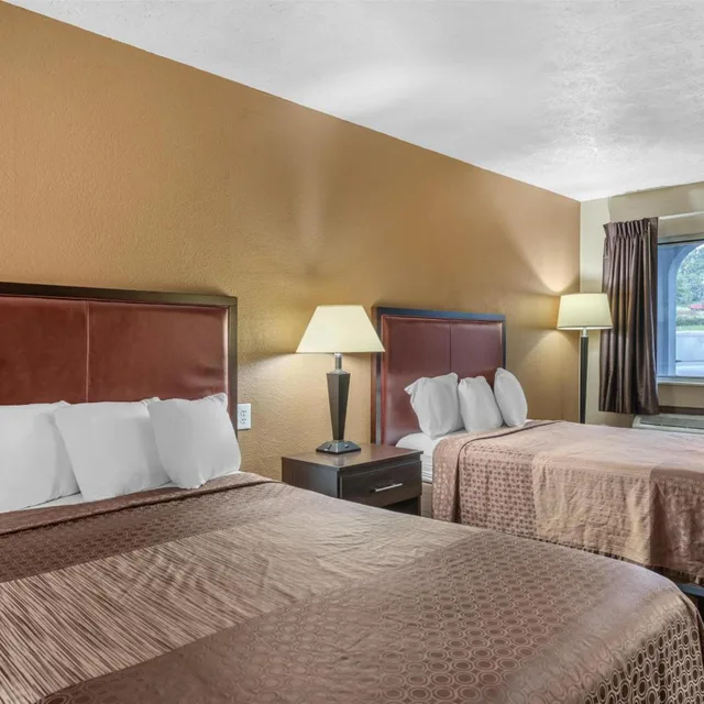 غرفة بسريرين مزدوجين بحوض استحمام لذوي الإعاقة، SureStay Hotel by Best Western Summersville 2/8