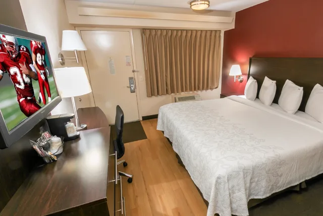 غرفة قياسية بسرير كينج، Red Roof Inn Plus Chicago - Willowbrook 3/4