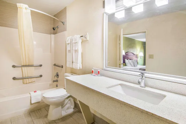 غرفة بسرير كينج للمدخنين، Econo Lodge Atlanta Airport East 4/4