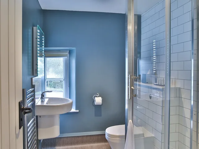 جناح بسرير كينج مع أريكة، The Exeter Inn 2/3