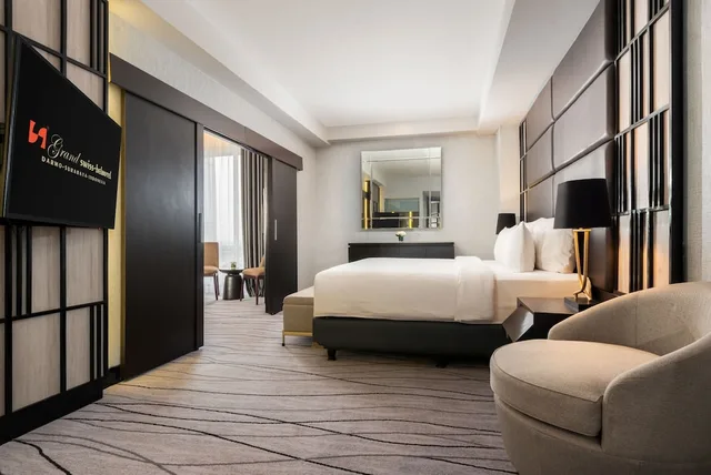 غرفة بزنس بسرير كينج، Grand Swiss-Belhotel Darmo 1/4