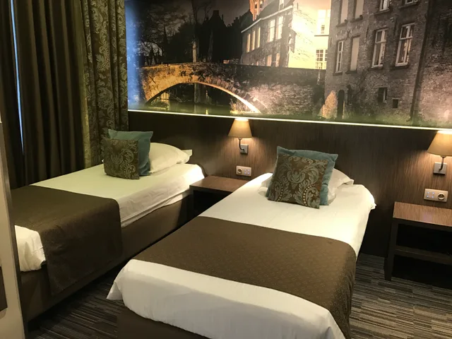 دوبلكس ثلاثي، The Golden Tree Hotel 1/1
