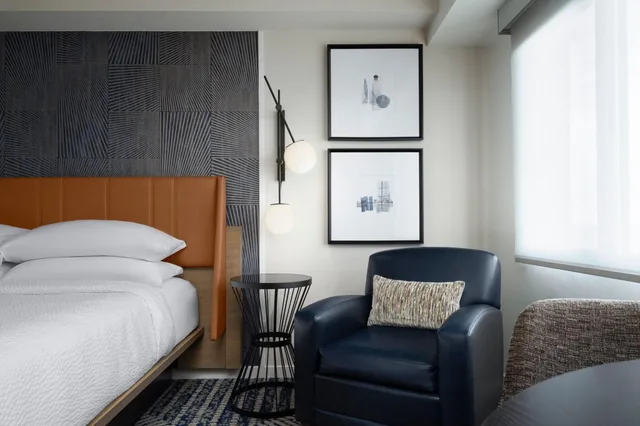 غرفة ديلوكس بسرير كينج، Sheraton Erie Bayfront Hotel 4/7
