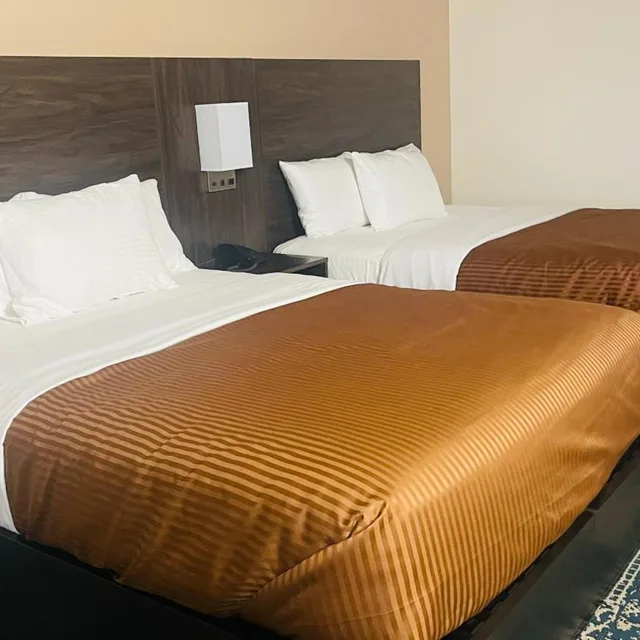غرفة بسرير كوين، The Universal Inn And Suites 7/9