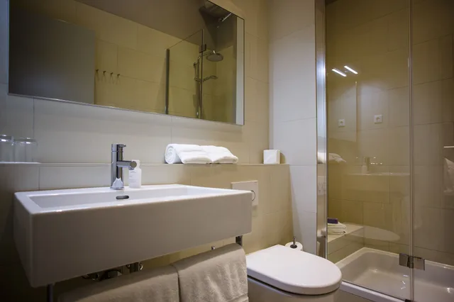 غرفة بسرير كينج بإطلالة على البحر، Hotel Osam 9/9