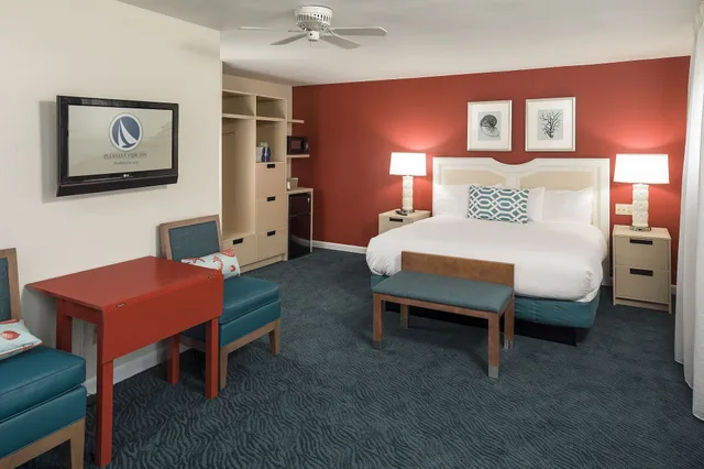 غرفة بسرير كوين بإطلالة جزئية على البحر، Pleasant View Inn 3/6