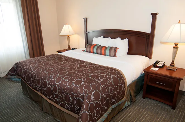 جناح بسرير كوين، Staybridge Suites Wichita 1/2