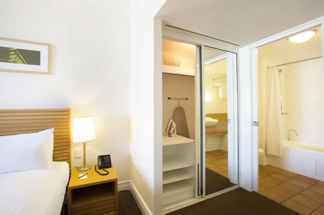 Room, Queen Bed, Lagoon View، Novotel Sunshine Coast Resort 8/8