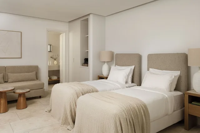 جناح كومفورت بسرير كوين بشرفة بإطلالة مع أريكة، NERO Light-Filled Suites 2/3
