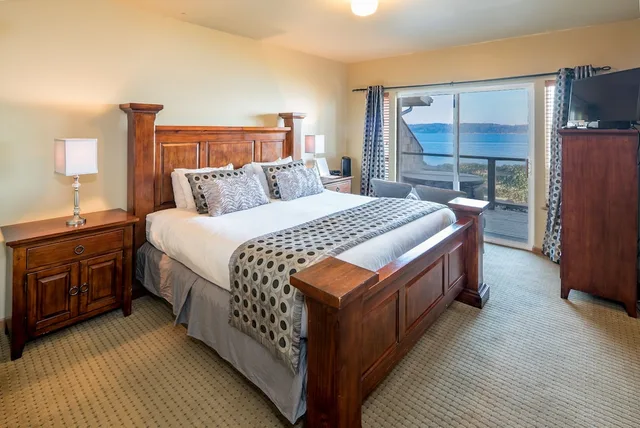 Room, Queen Bed, Camano Island Inn 2/7