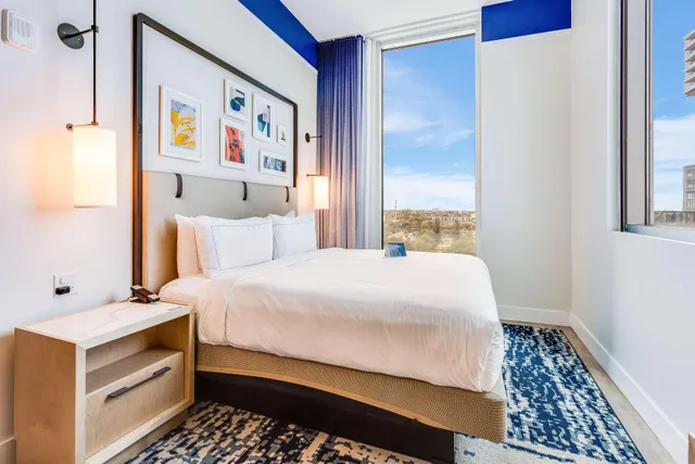 Compact, Guest Room, King Bed، Serena Hotel Aventura Tapestry Collection by Hilton 2/3