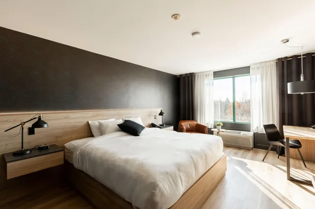 Signature, King Bed, River View, Hotel Chateau Joliette 1/2