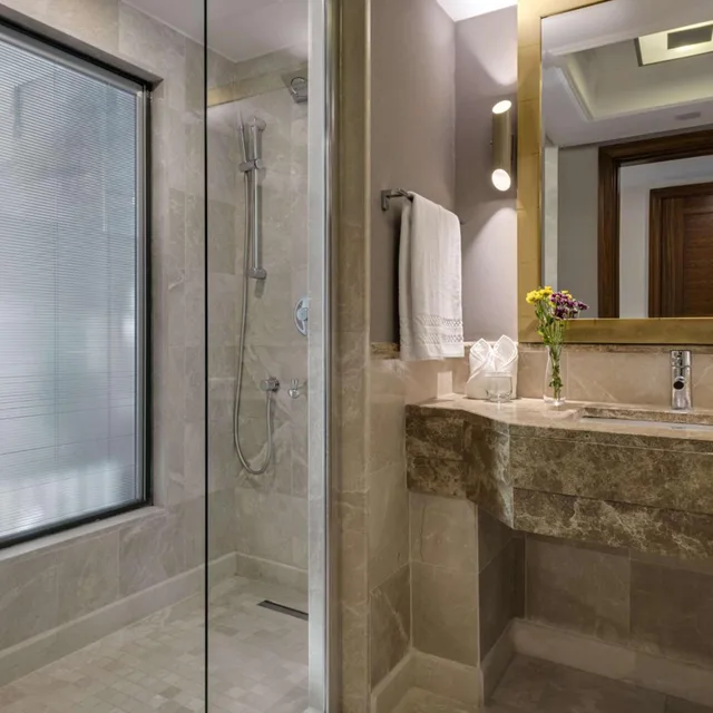 غرفة بسرير كينج بإطلالة على البحيرة بشرفة، Doubletree By Hilton Hotel Van 7/10