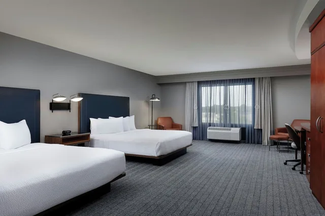 غرفة بسرير كوين، Courtyard by Marriott Wichita Old Town 1/3
