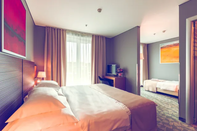 غرفة سوبيريور ثلاثية بسريرين كينج وسرير فردي بشرفة، Museum Hotel Budapest 3/10