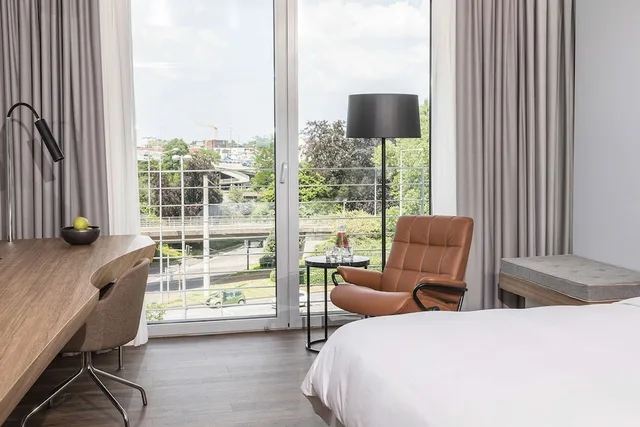 غرفة بريميوم بسرير كوين بشرفة، Radisson Blu Hotel Cologne 4/10