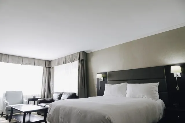 جناح بسرير كوين بجاكوزي، The Hotel on Pownal 1/1