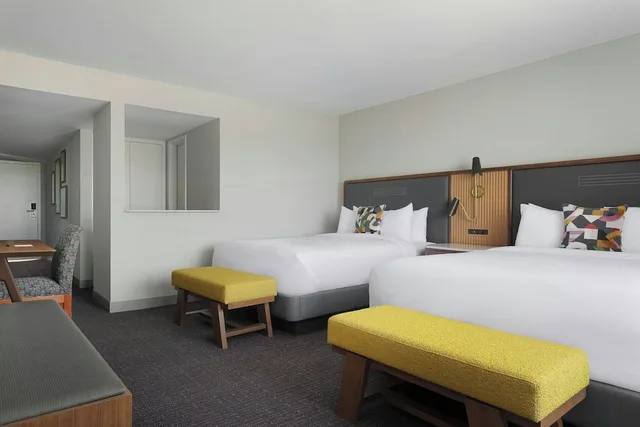 استوديو بريميوم بسريرين كوين، Crowne Plaza Suites Arlington 5/10