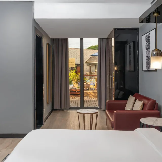غرفة بريميوم بإطلالة على المسبح بشرفة، RADISSON BLU HOTEL, LUSAKA 6/10