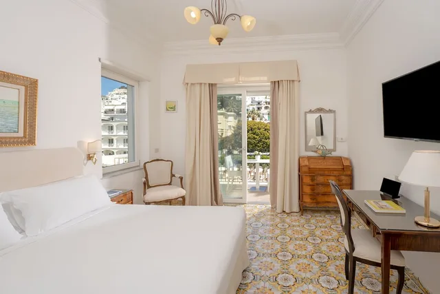 غرفة قياسية بسرير مزدوج بإطلالة على الحديقة بشرفة، Hotel Syrene Capri 1/6