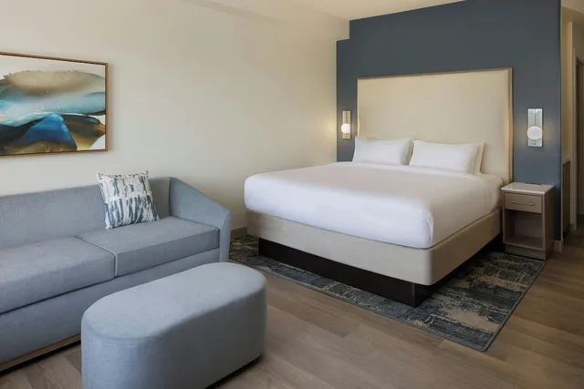 Room, King Bed, Sofa, Courtyard by Marriott Sandestin at Grand Boulevard 2/6
