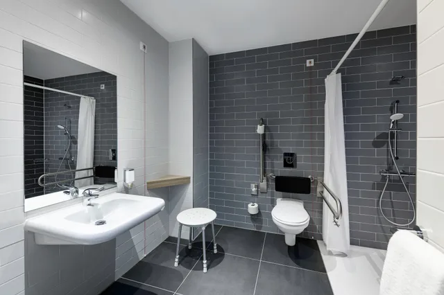Room, Queen Bed, Accessible, Holiday Inn Express Regensburg 4/4