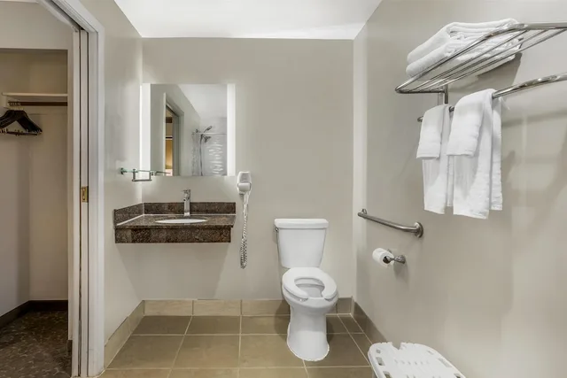 غرفة قياسية بسرير كوين لذوي الإعاقة، Best Western Fort Lee 7/8