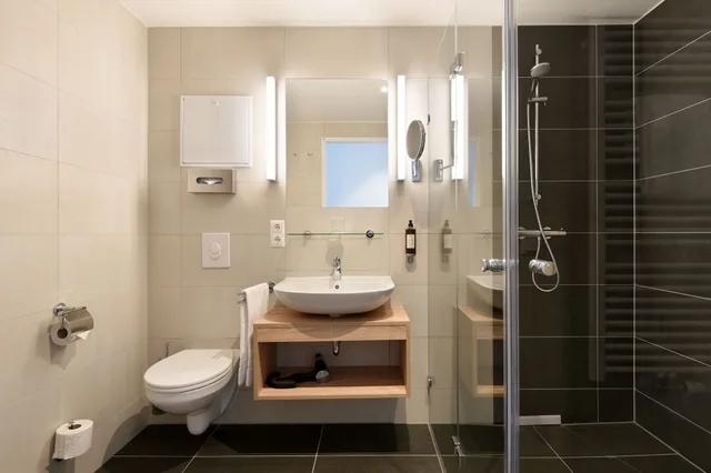 غرفة قياسية بسريرين منفصلين بمطبخ صغير، Wyndham Garden Munich Messe 5/7