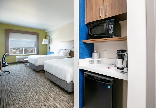 جناح بسريرين كوين مع أريكة، Holiday Inn Express Lethbridge Southeast 4/4