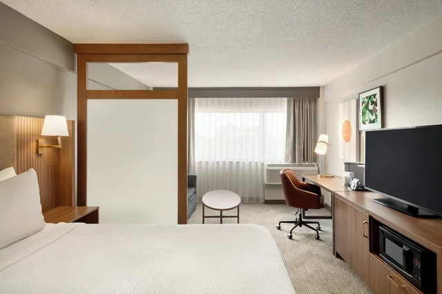 غرفة قياسية بسرير كينج مع أريكة، Holiday Inn Virginia Beach - Norfolk 3/6