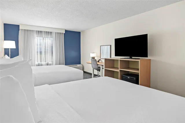 Room, 2 Queen Beds, Bathtub, Accessible, Spark by Hiton Bettendorf Quad Cities 2/2
