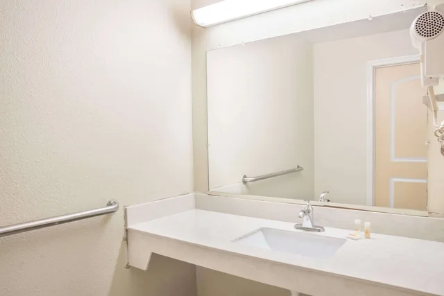 غرفة بسريرين كوين للمدخنين، Days Inn By Wyndham Bastrop 2/2