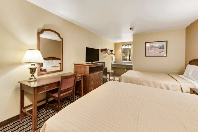 Standard, 2 Double Beds, Smoking, Rodeway Inn Columbus West 4/6