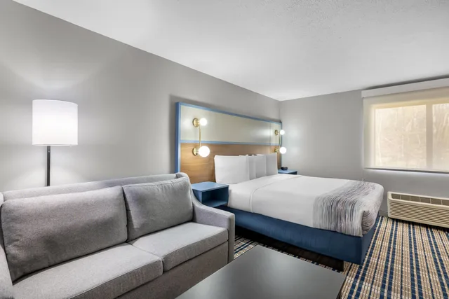 جناح بسرير كينج، AmericInn by Wyndham Delafield 2/3