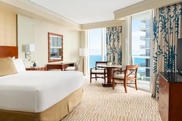جناح بسرير كينج بإطلالة على البحر بغرفة نوم واحدة مع أريكة، Trump International Beach Resort 2/5