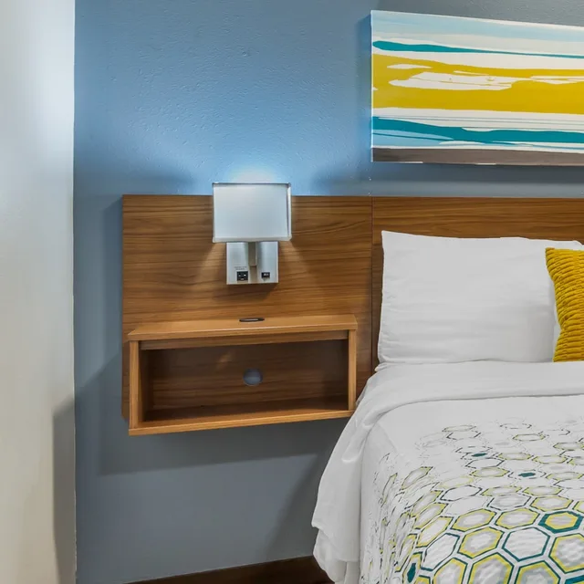 جناح بسرير كوين بغرفتين مع أريكة، HomeTowne Studios & Suites by Red Roof Greensboro 5/10