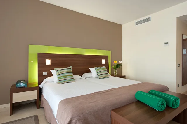 غرفة بسرير مزدوج بإطلالة جزئية على البحر، Hotel LIVVO Valle Taurito 3/3