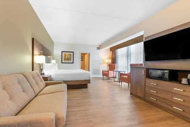 غرفة كبيرة بسرير كينج مع أريكة، Perth Parkside Inn & Spa, BW Premier Collection 9/10