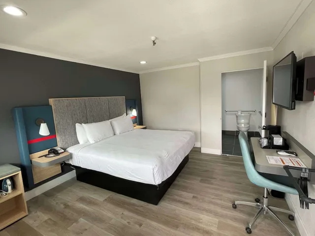 غرفة قياسية بسرير كينج لذوي الإعاقة، The Midtowner Hotel, SureStay Collection by Best Western 1/4