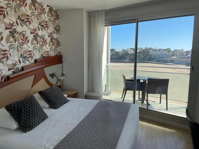 Comfort, Queen Bed, Water Front, Balcony، Best Western Hotel Le Crystal Dinard 8/10