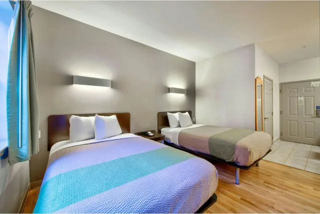 غرفة بسريرين مزدوجين بمطبخ للمدخنين، OYO Townhouse Beaumont Medical Center Area I-10 1/4