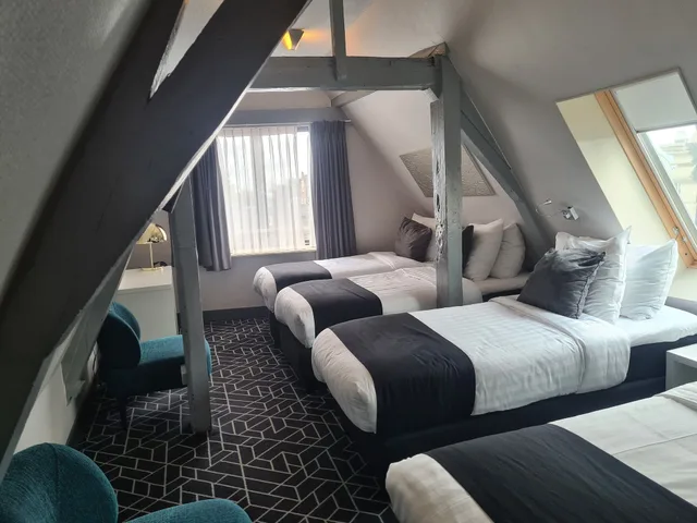 غرفة رباعية، Hotel CC 3/6
