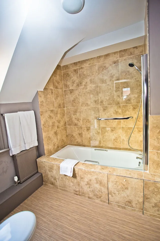 Room, Twin Beds, Wards Hotel 3/3