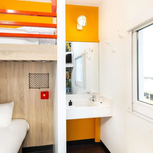 3 Bunk Beds, Shared Bathroom, hotelF1 La Rochelle Angoulins 3/4