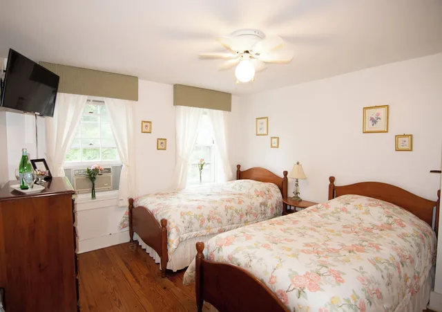 غرفة بسريرين منفصلين، Blackberry River Inn 1/3