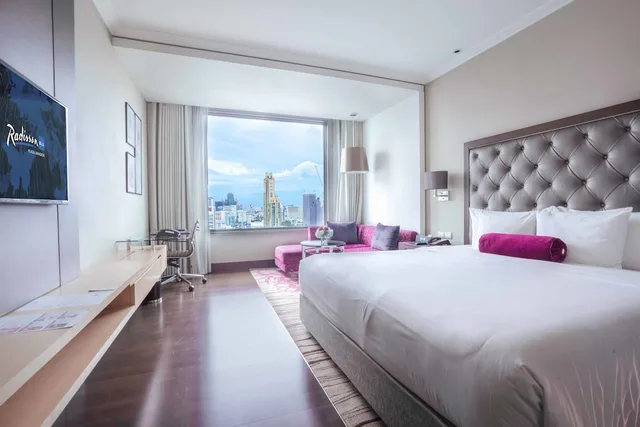 غرفة بزنس بسريرين منفصلين مع دخول الصالة، Radisson Blu Plaza Bangkok Hotel 1/7
