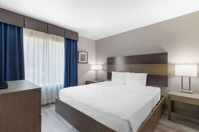 غرفة قياسية بسرير كينج، Best Western Plus Downtown North 2/4