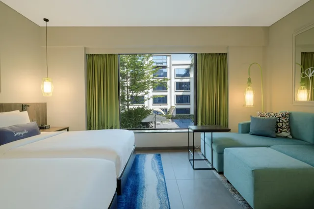 غرفة بسريرين منفصلين بإطلالة على المسبح مع أريكة، Hyatt Centric Candolim Goa 3/10