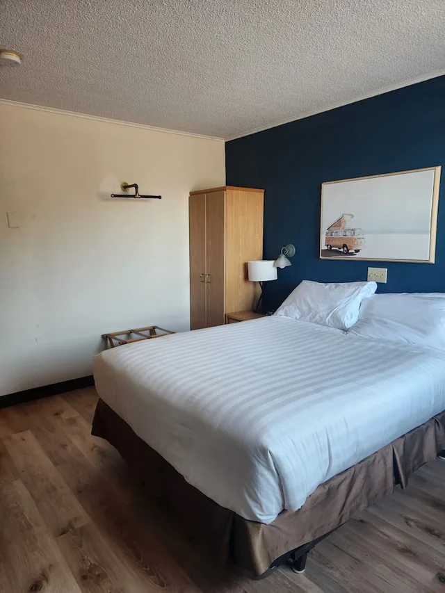 Drive Up, Queen Bed, Kitchenette، Travelodge by Wyndham Amherst 4/10